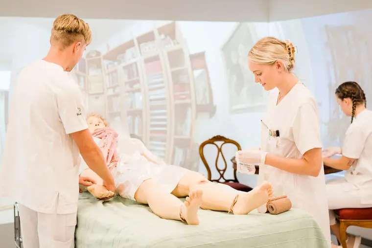 Studenter gör praktik i simuleringsrum