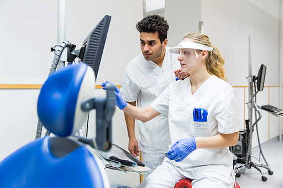 Tandhygieniststudent rådgivning till patient