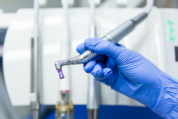 Tandhygienistbehandling, närbild på hand med plasthandske.