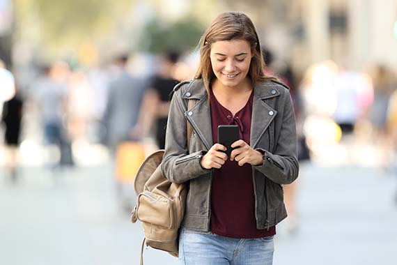 Student med mobiltelefon
