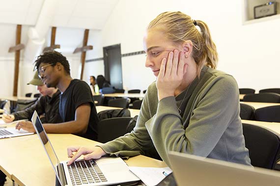 Student arbetar vid dator