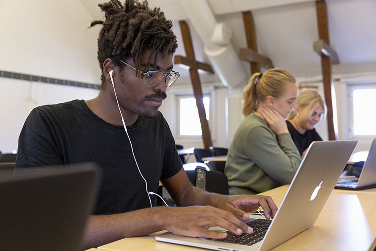 Student arbetar med dator